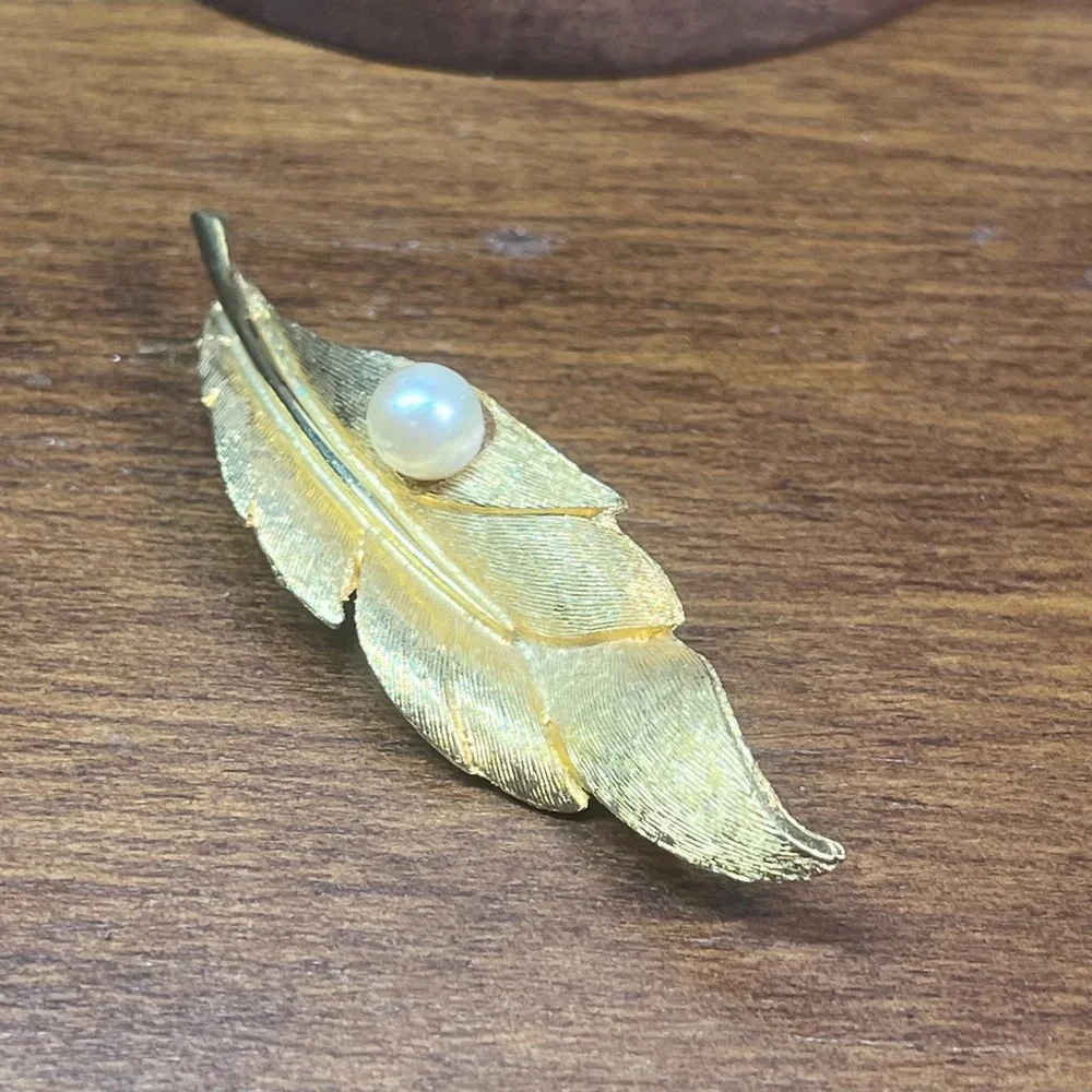 Vtg Gold Tone Feather Brooch Faux Pearl Accent Nature Inspired Lapel Pin